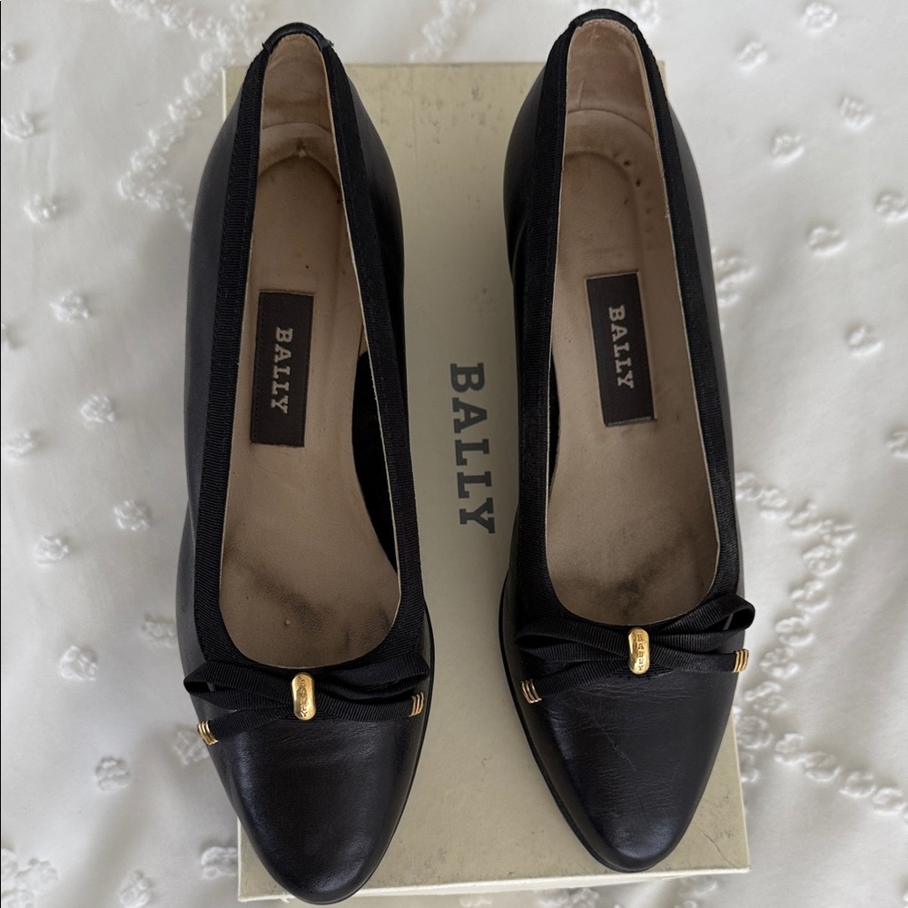 Bally Black Leather Flats  Isabelstyle flex sole with Gold Bow Accents sz 6.5M